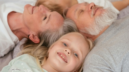 Ein Mann und eine Frau, die auf einem Bett liegen