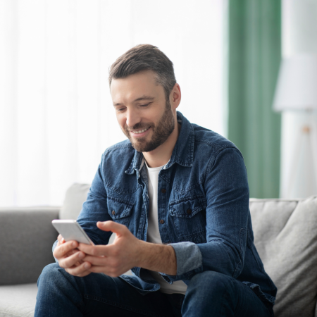 Mann mit Handy schaut auf App