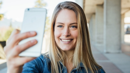 Eine Frau macht ein Selfie