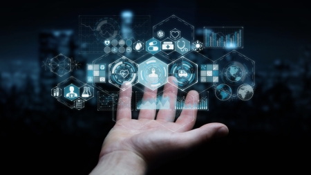 Hand im digitalen Umfeld