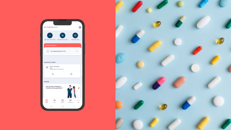 Auf der linken Seite ist ein Smartphone zu sehen, das eine Gesundheits-App anzeigt, und auf der rechten Seite sind verschiedene bunte Pillen und Kapseln auf einem hellblauen Hintergrund angeordnet. Das Bild ist geteilt, mit einem roten Hintergrund hinter dem Telefon.